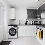 Superb Two Bedroom House Near Etihad & Coop Live - Free Parking Lejlighed *