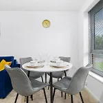 Superb Two Bedroom House Near Etihad & Coop Live - Free Parking Lejlighed