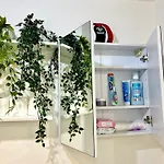 Cozy Private With Private Bathroom & Free Parking In Salford! Апартаменты
