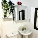 Апартаменты Cozy Private With Private Bathroom & Free Parking In Salford! Манчестер