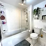 Cozy Private With Private Bathroom & Free Parking In Salford! Апартаменты *