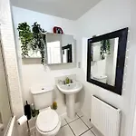 Cozy Private With Private Bathroom & Free Parking In Salford!