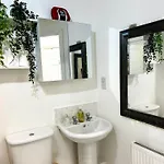 Cozy Private With Private Bathroom & Free Parking In Salford! Апартаменты *