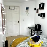 Апартаменты Cozy Private With Private Bathroom & Free Parking In Salford! Манчестер