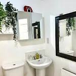 Cozy Private With Private Bathroom & Free Parking In Salford! Апартаменты