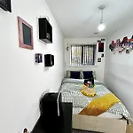 Cozy Private With Private Bathroom & Free Parking In Salford!