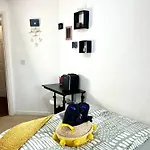 Cozy Private With Private Bathroom & Free Parking In Salford! Апартаменты *
