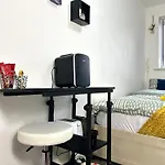 Cozy Private With Private Bathroom & Free Parking In Salford! * Манчестер