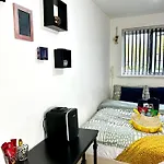 Cozy Private With Private Bathroom & Free Parking In Salford! * Манчестер