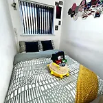 Cozy Private With Private Bathroom & Free Parking In Salford! Апартаменты