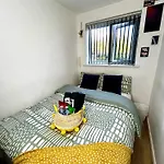 Апартаменты Cozy Private With Private Bathroom & Free Parking In Salford! Манчестер