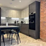 Apt, Free Parking, Business, Couples & Families Manchester