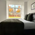 Apt, Free Parking, Business, Couples & Families * Manchester