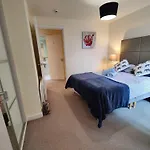 Free Private Parking - City Centre 2 Bedroom Ensuite Near Shopping & Financial Centre, Victoria Station & Ao Lejlighed