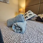 Free Private Parking - City Centre 2 Bedroom Ensuite Near Shopping & Financial Centre, Victoria Station & Ao Lejlighed *