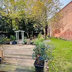 Prázdninový dům The Secret Garden Retreat With Hot Tub Manchester
