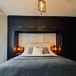 The Secret Garden Retreat With Hot Tub * Manchester