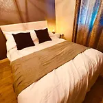 The Secret Garden Retreat With Hot Tub * Manchester
