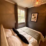 The Secret Garden Retreat With Hot Tub Holiday home Manchester