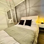 The Secret Garden Retreat With Hot Tub Manchester