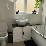 Holiday home The Secret Garden Retreat With Hot Tub Manchester