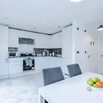 Sleeps 7, Stunning Home, Free Parking, Perfect For Groups, Long Term Disc Apartmán *