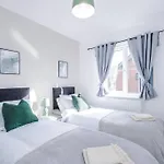 Sleeps 7, Stunning Home, Free Parking, Perfect For Groups, Long Term Disc *