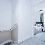 Apartmán Sleeps 7, Stunning Home, Free Parking, Perfect For Groups, Long Term Disc