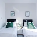 Sleeps 7, Stunning Home, Free Parking, Perfect For Groups, Long Term Disc Manchester