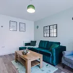 Sleeps 7, Stunning Home, Free Parking, Perfect For Groups, Long Term Disc * Manchester