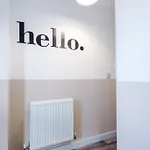 Apartmán Sleeps 7, Stunning Home, Free Parking, Perfect For Groups, Long Term Disc