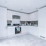 Sleeps 7, Stunning Home, Free Parking, Perfect For Groups, Long Term Disc *