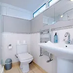 New! 4-bed In By 53 Degrees Property, Ideal For Business & Long Term Contractor Stays, Sleeps 10! Hébergement de vacances