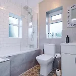 New! 4-bed In By 53 Degrees Property, Ideal For Business & Long Term Contractor Stays, Sleeps 10!