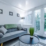 New! 4-bed In By 53 Degrees Property, Ideal For Business & Long Term Contractor Stays, Sleeps 10! Hébergement de vacances *