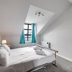 Large 2 Bed 2 Bath Манчестер