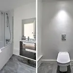 Lovely Chorlton Flat! 5 Seconds To Bus Stop & 2 Minutes To Tram Station * Manchester