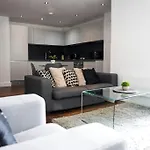 Modern 2 Bedroom - Centre - Parking Lejlighed *