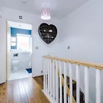 The Eastern Hive - King Bed, 3x Parking, Coop Live & Etihad *
