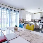 The Eastern Hive - King Bed, 3x Parking, Coop Live & Etihad Casa de Férias