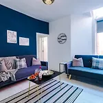 Hébergement de vacances Large 4 Bedroom With Free Parking Near Mediacityuk *