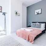 Large 4 Bedroom With Free Parking Near Mediacityuk *