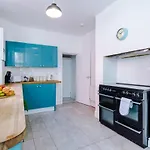 Large 4 Bedroom With Free Parking Near Mediacityuk Hébergement de vacances