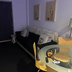 Cozy 5 Min Walk From Arena