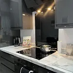 Modern 3-bed Stay-away-home Sleeps 6 Nr Holiday home *