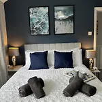 Modern 3-bed Stay-away-home Sleeps 6 Nr Holiday home Manchester
