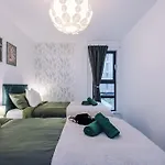 Spacious Deansgate Apartment, Free Park, Sleeps 8 *