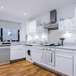 Spacious Deansgate Apartment, Free Park, Sleeps 8 * Manchester