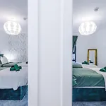 Spacious Deansgate Apartment, Free Park, Sleeps 8 Lejlighed