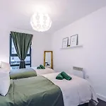 Spacious Deansgate Apartment, Free Park, Sleeps 8 *